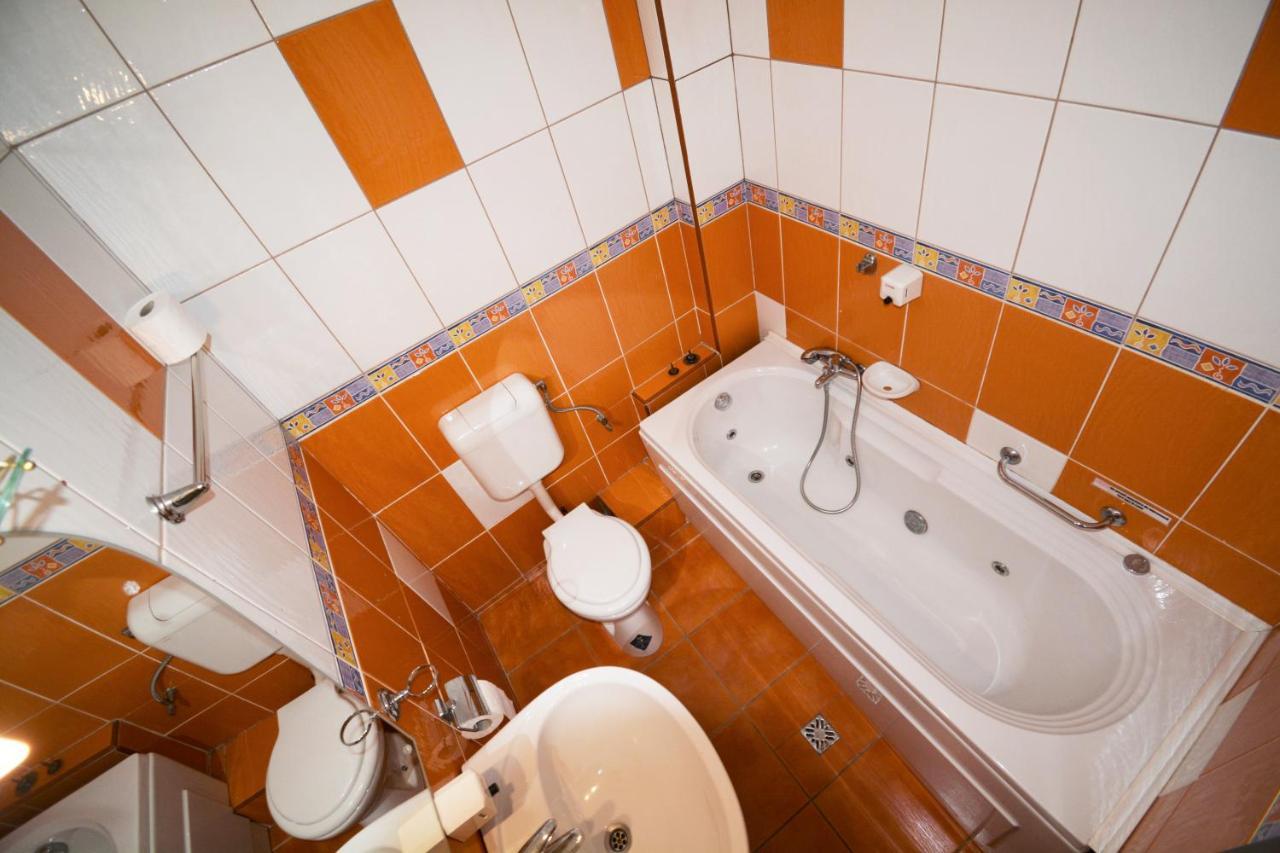 Select Hotel Bistrita  Bagian luar foto