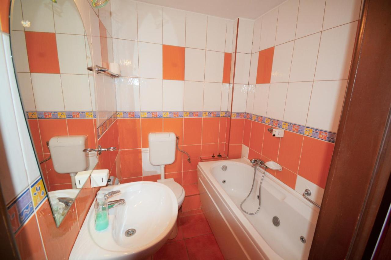 Select Hotel Bistrita  Bagian luar foto