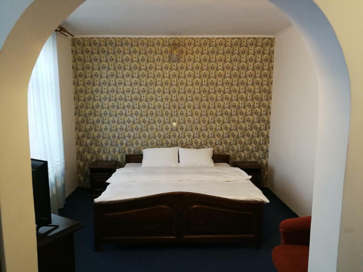 Select Hotel Bistrita  Bagian luar foto
